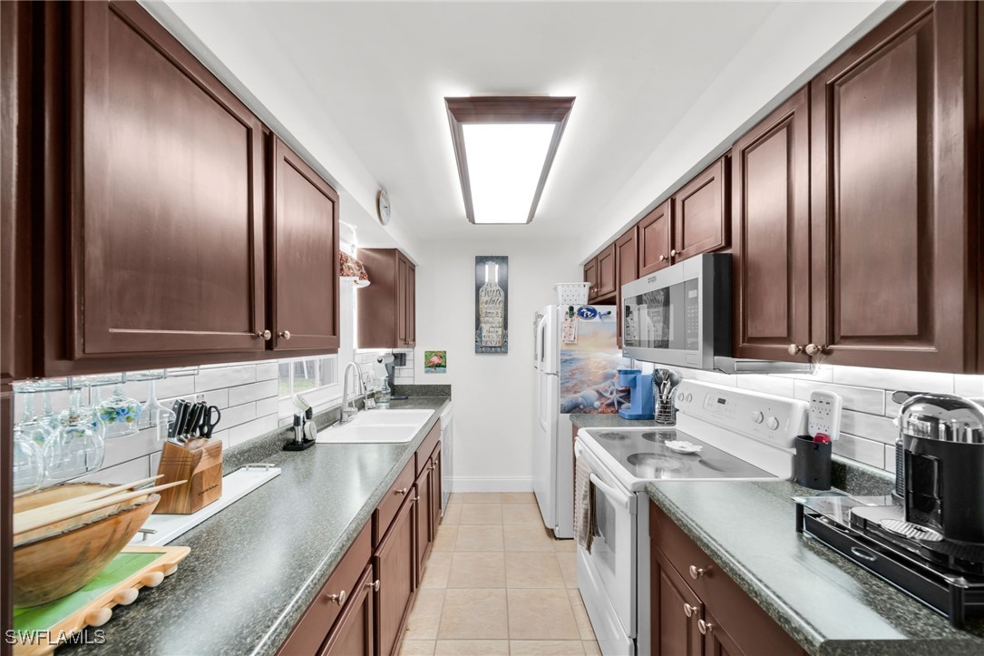 121 SE 44th ST
