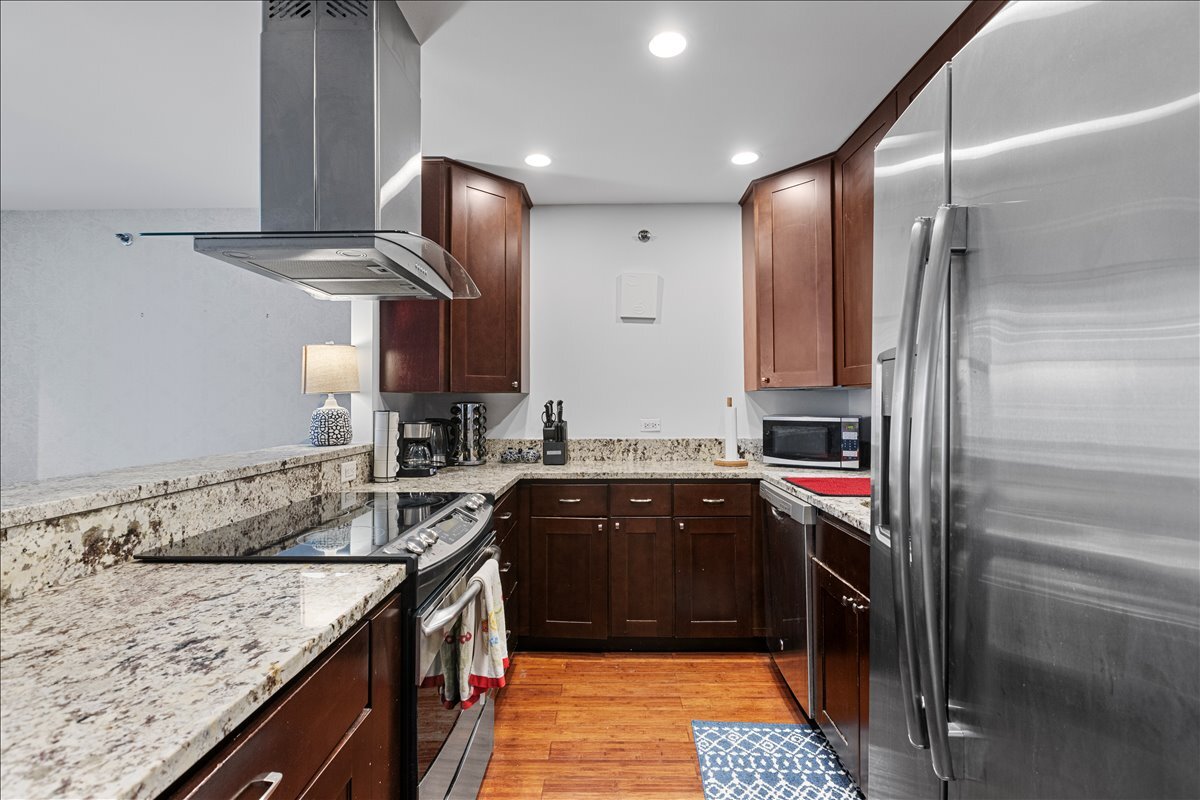 680 N Lake Shore Drive Unit: 914
