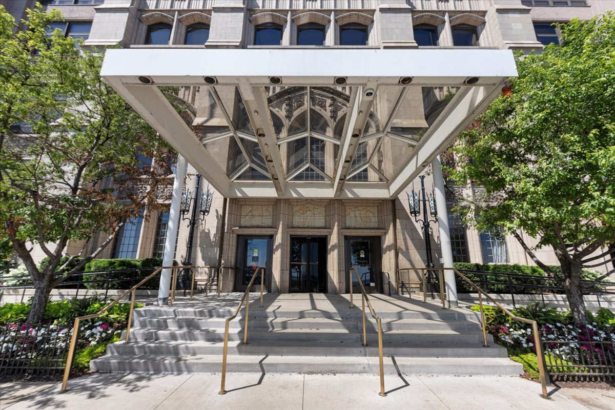 680 N Lake Shore Drive Unit: 914