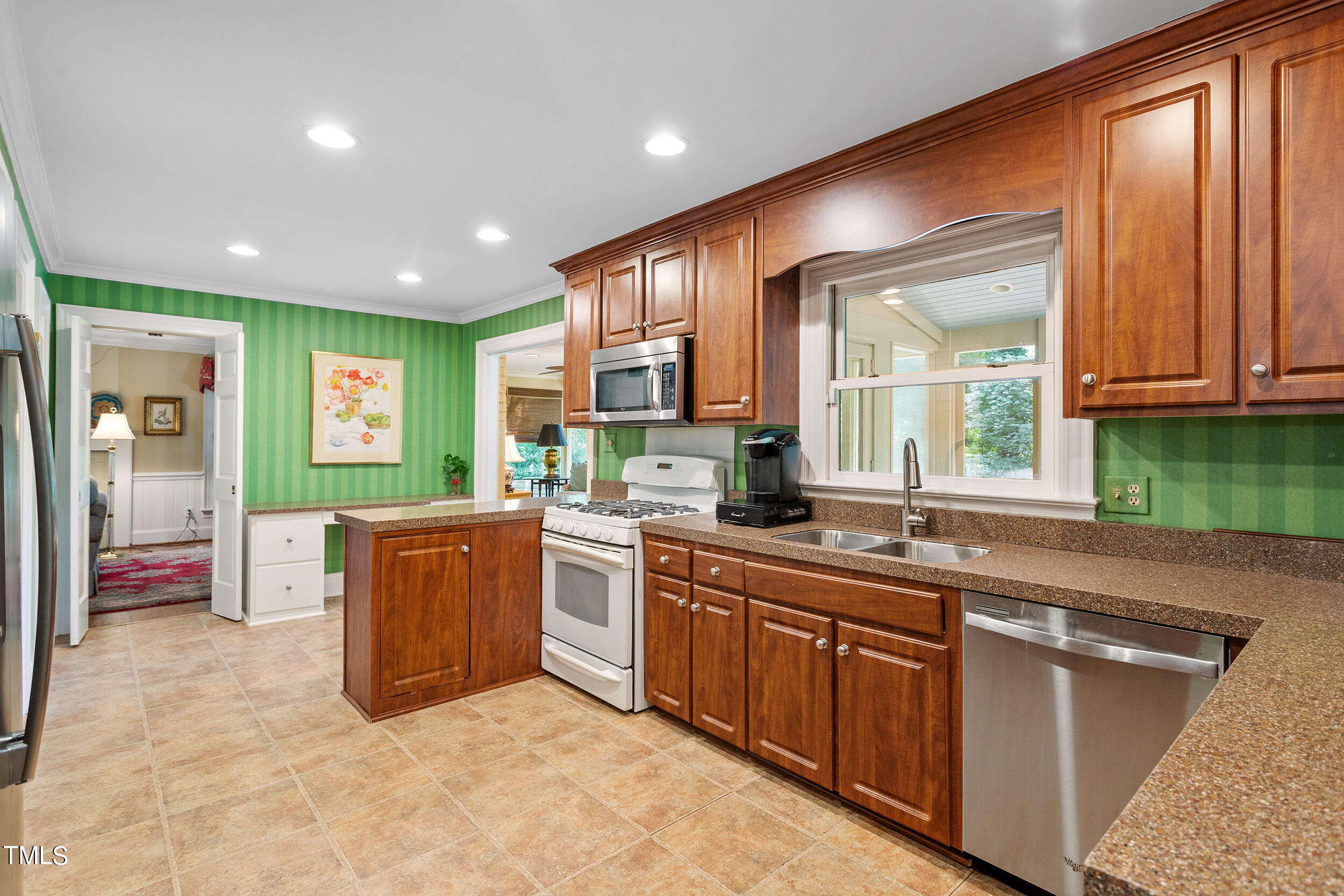 524 Lakestone Drive