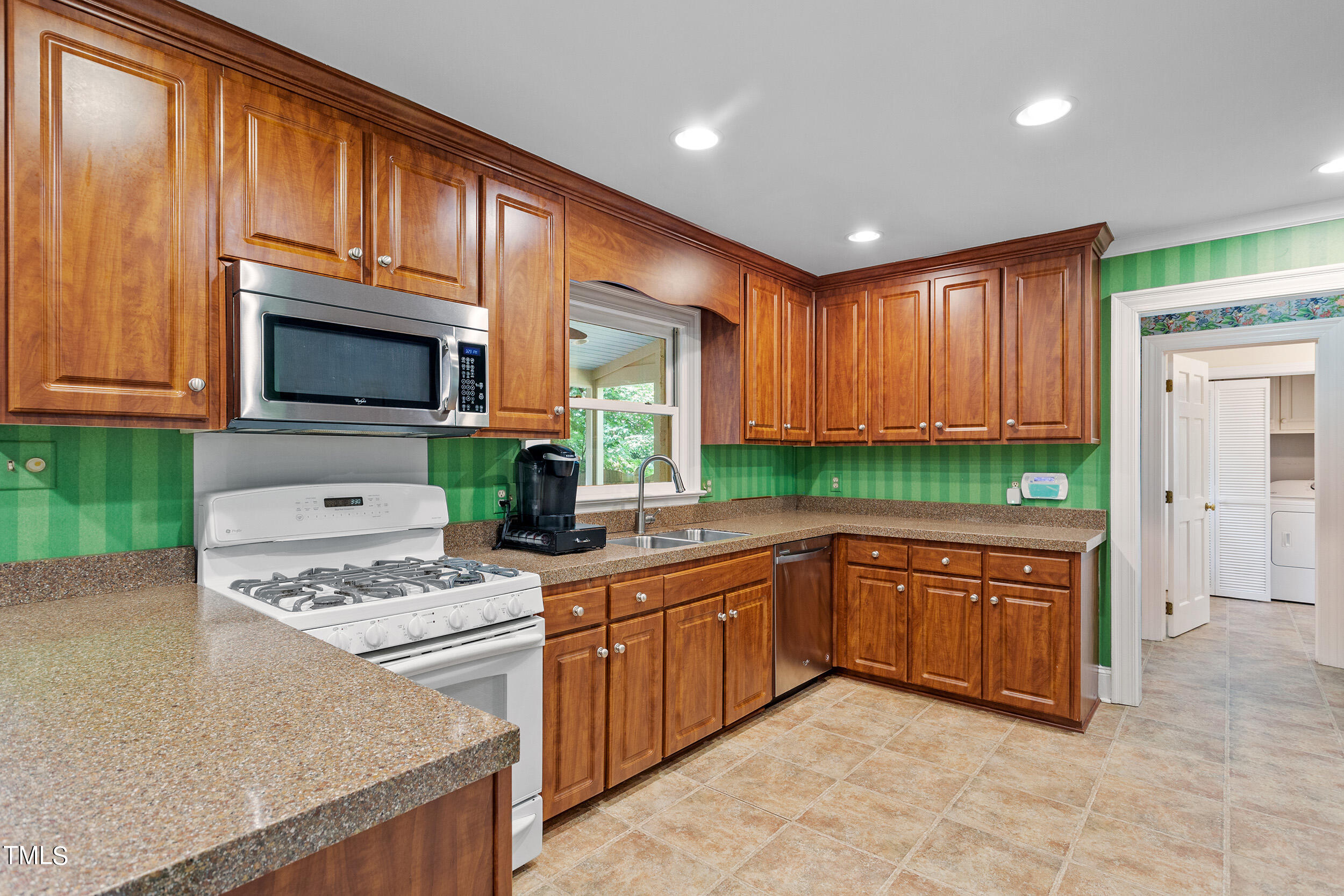 524 Lakestone Drive