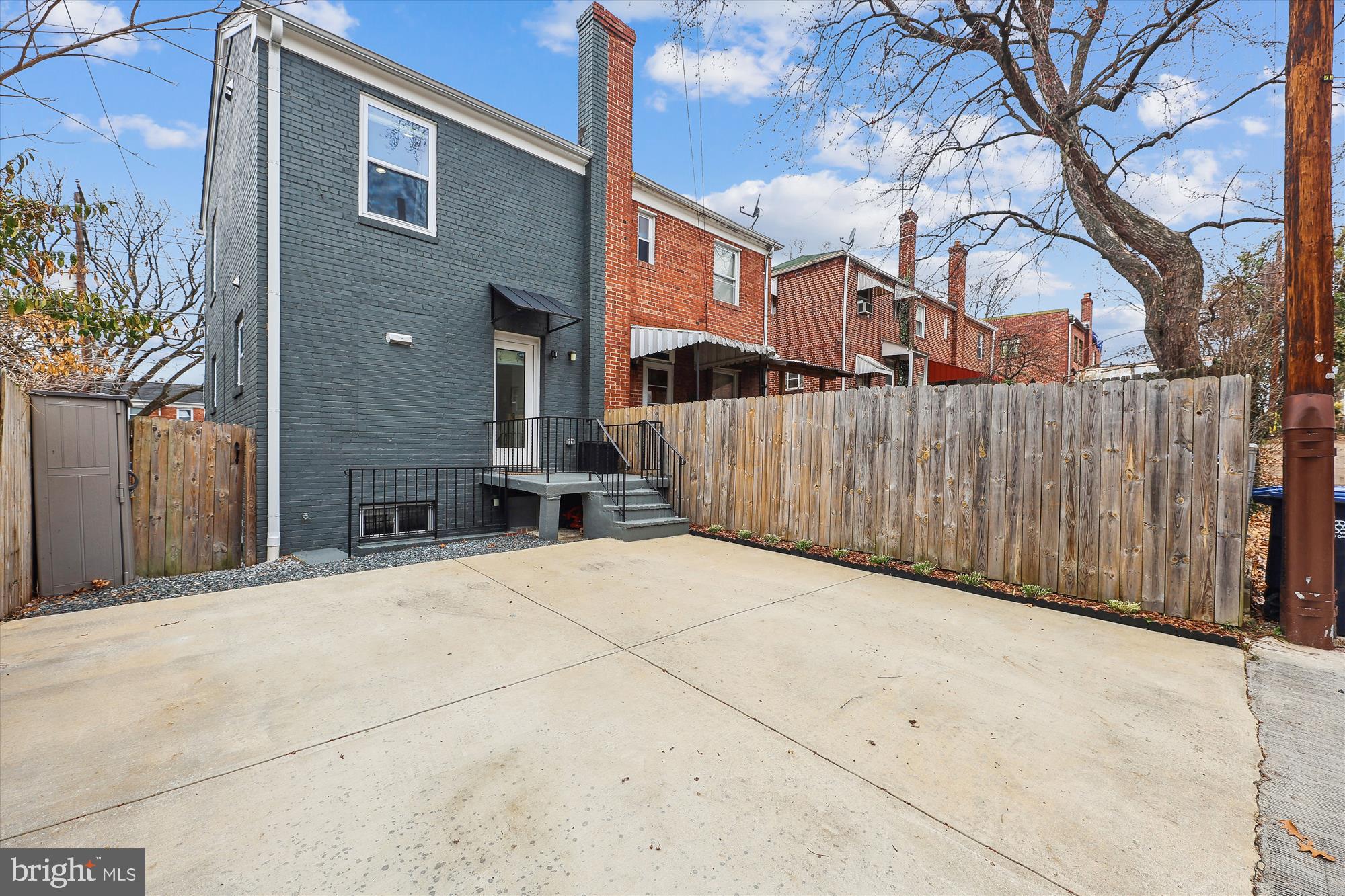 1136 Branch Ave SE