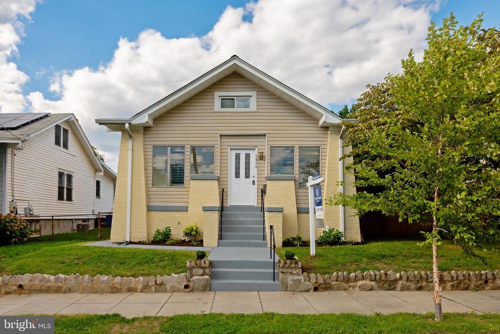 1014 Douglas St NE
