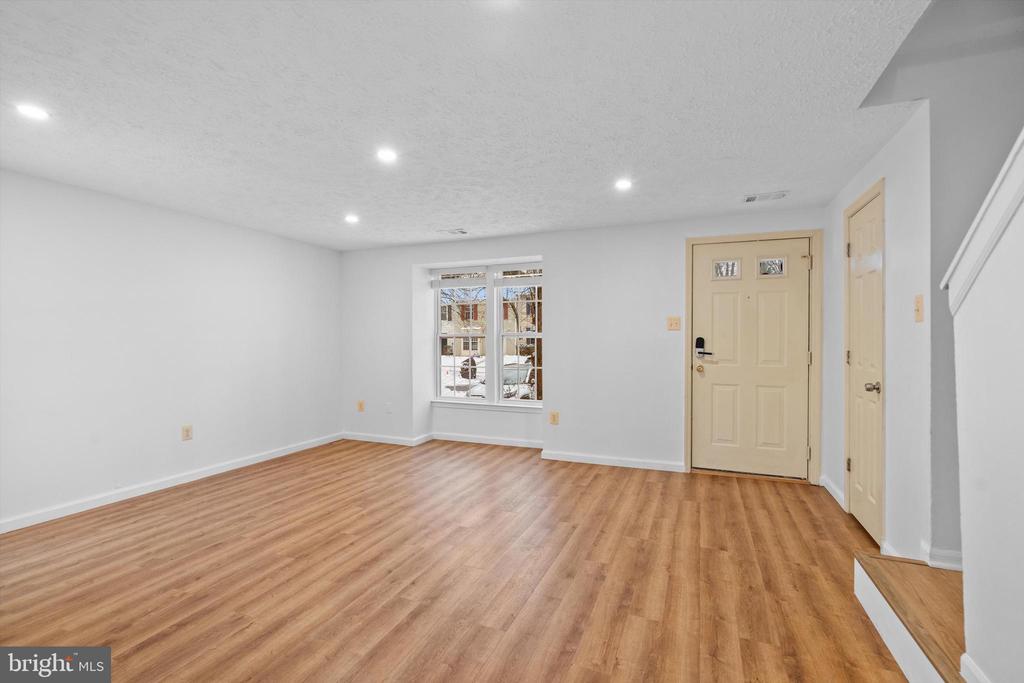 1 Teaneck Ct