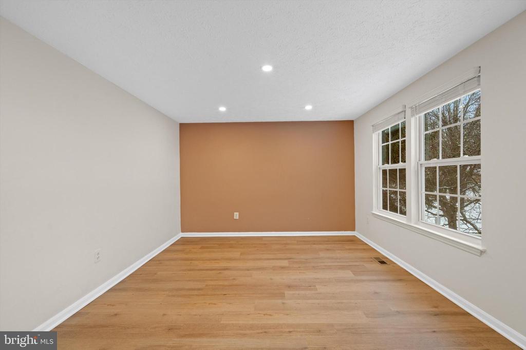 1 Teaneck Ct
