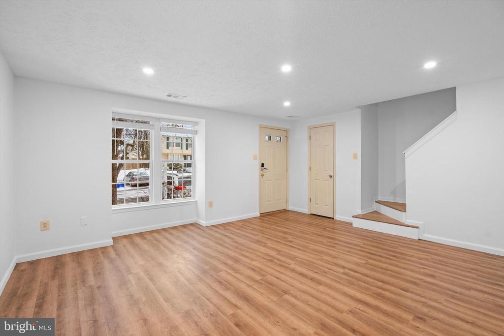1 Teaneck Ct