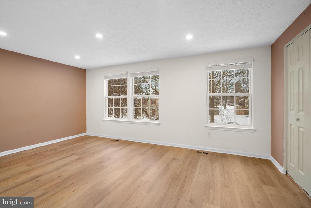 1 Teaneck Ct