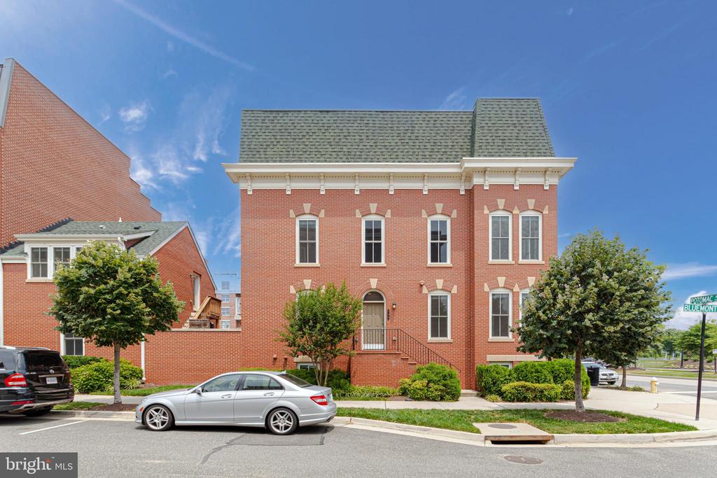 738 BLUEMONT AVE