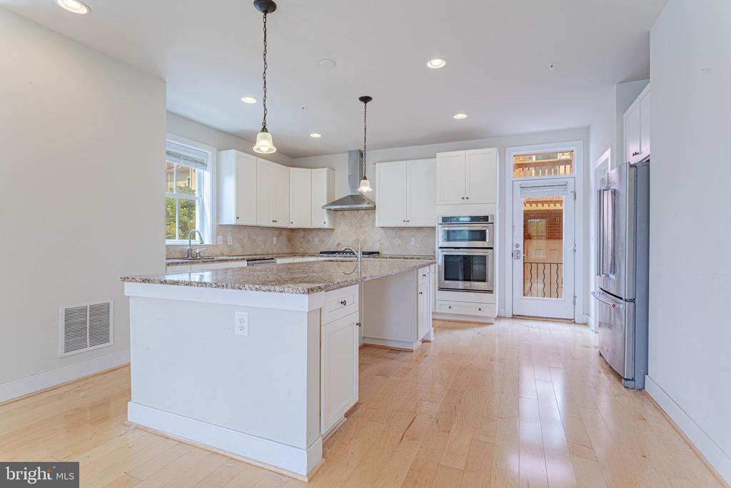 738 BLUEMONT AVE