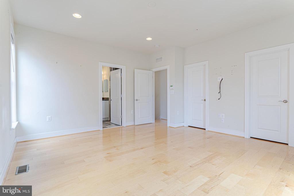 738 BLUEMONT AVE
