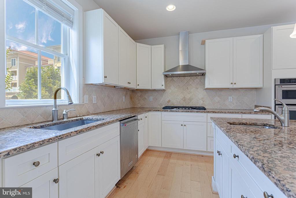 738 BLUEMONT AVE