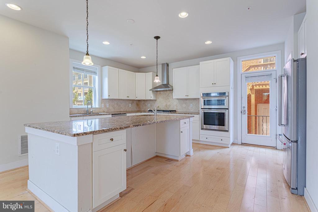 738 BLUEMONT AVE
