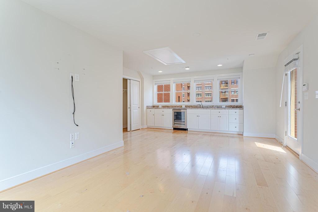 738 BLUEMONT AVE