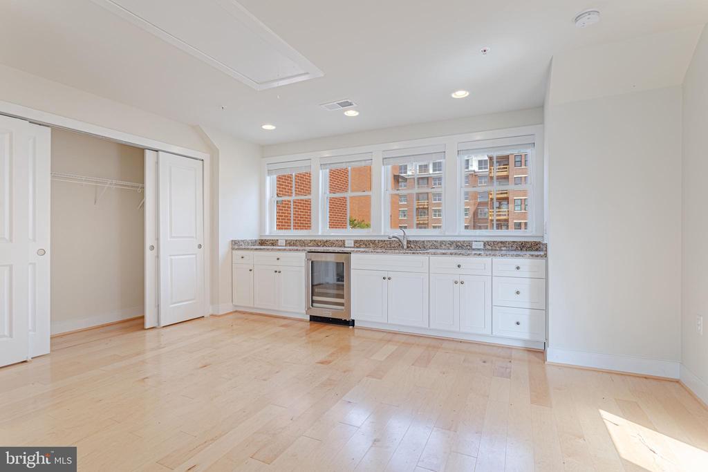 738 BLUEMONT AVE