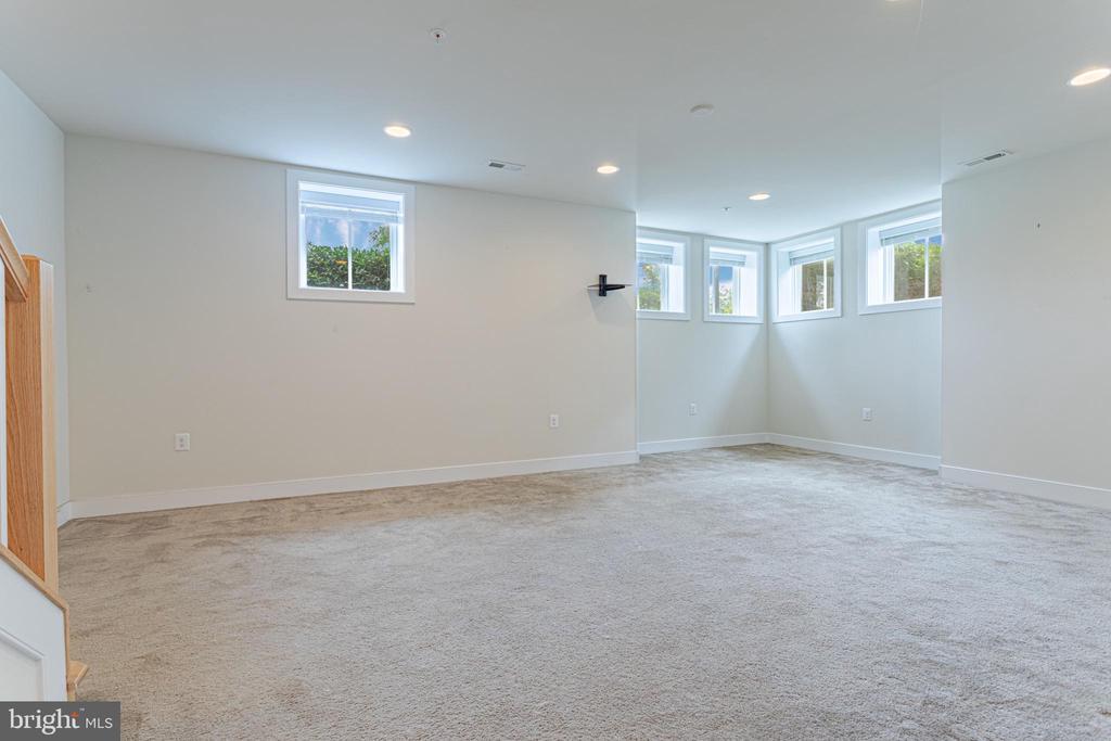 738 BLUEMONT AVE