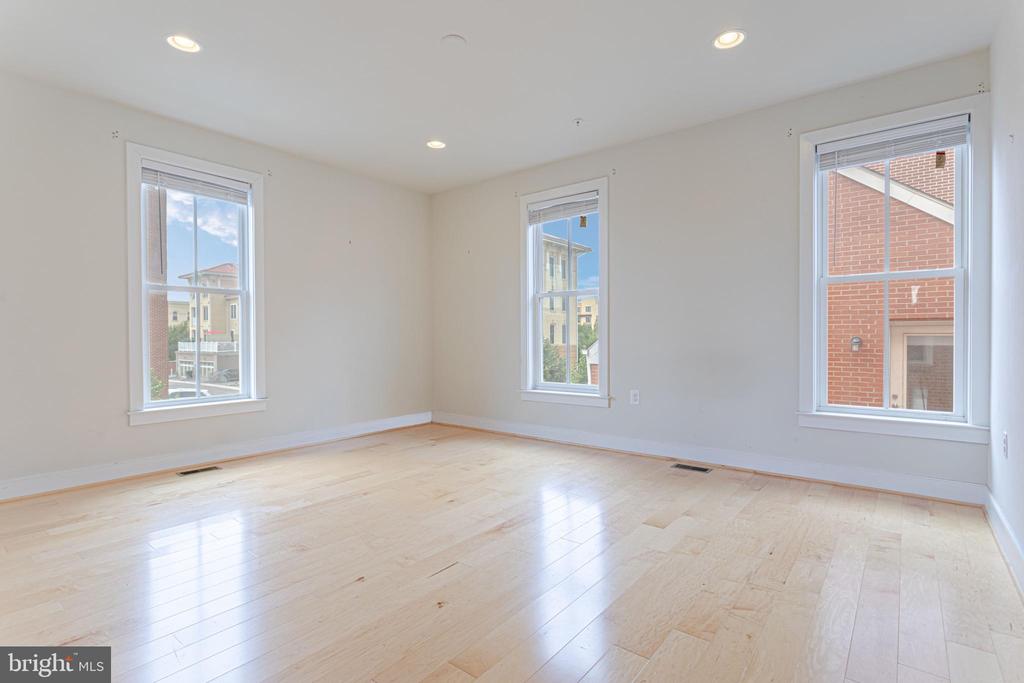 738 BLUEMONT AVE