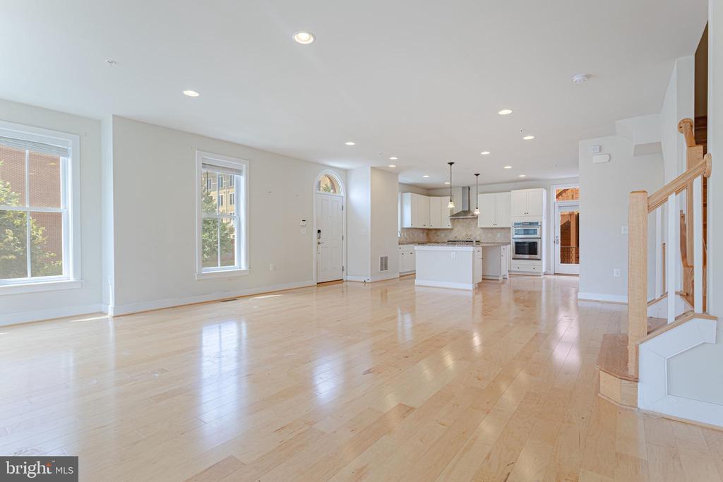 738 BLUEMONT AVE