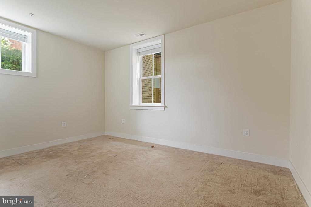 738 BLUEMONT AVE