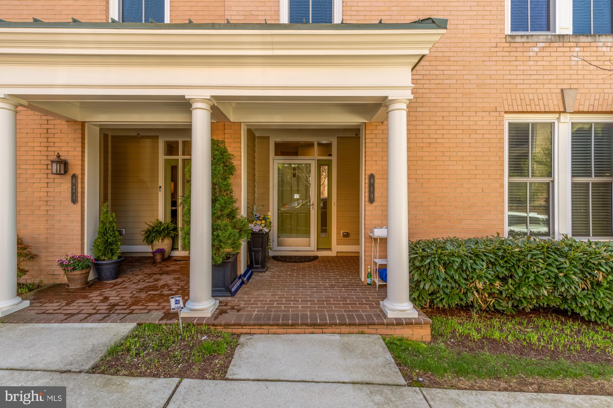 619 MCKENZIE AVENUE 102