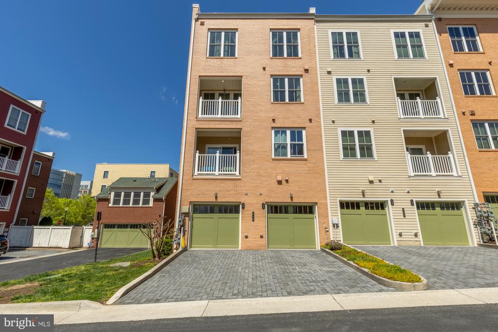 619 MCKENZIE AVENUE 102