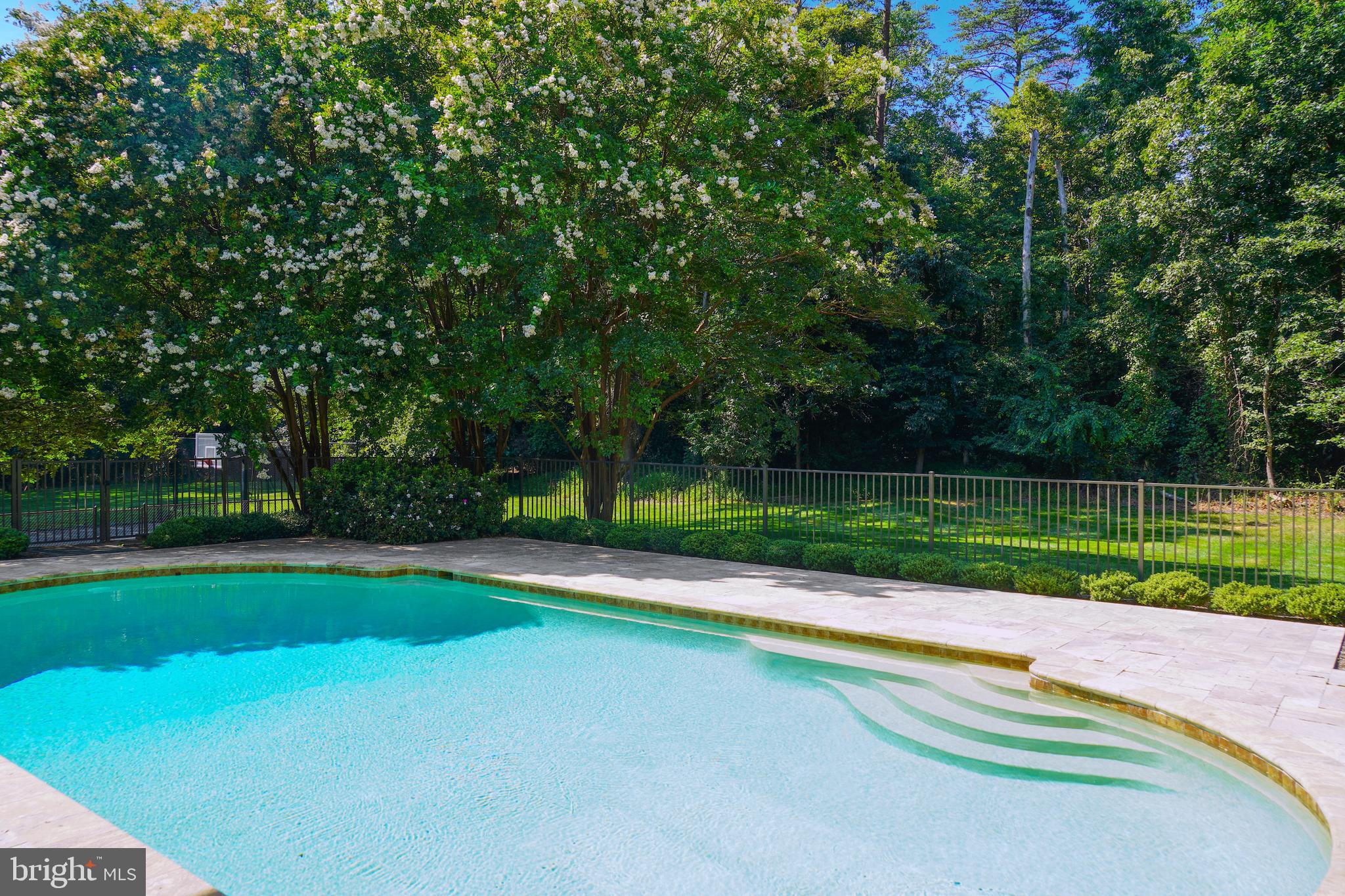 2400 Oakmont Ct