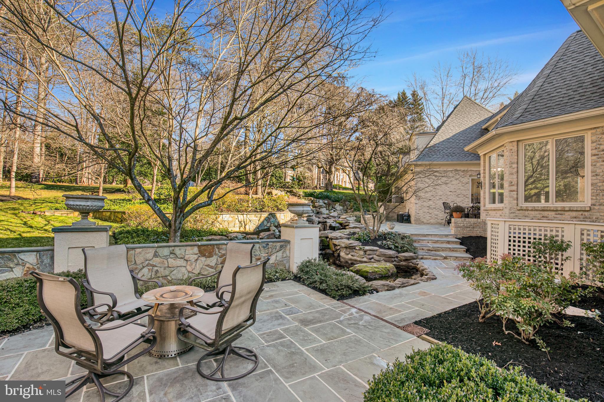 2400 Oakmont Ct