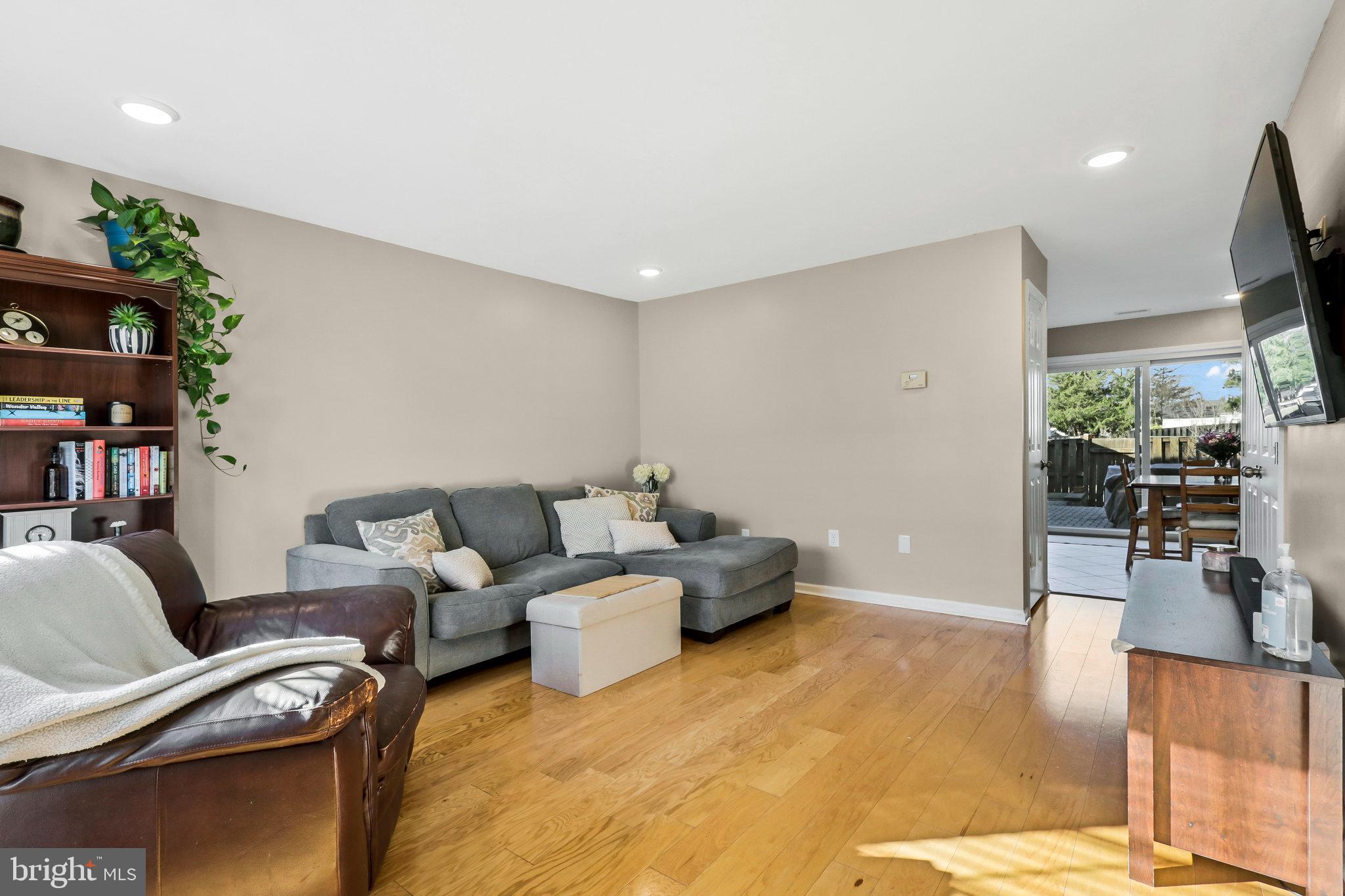 6559 Old Carriage Ln