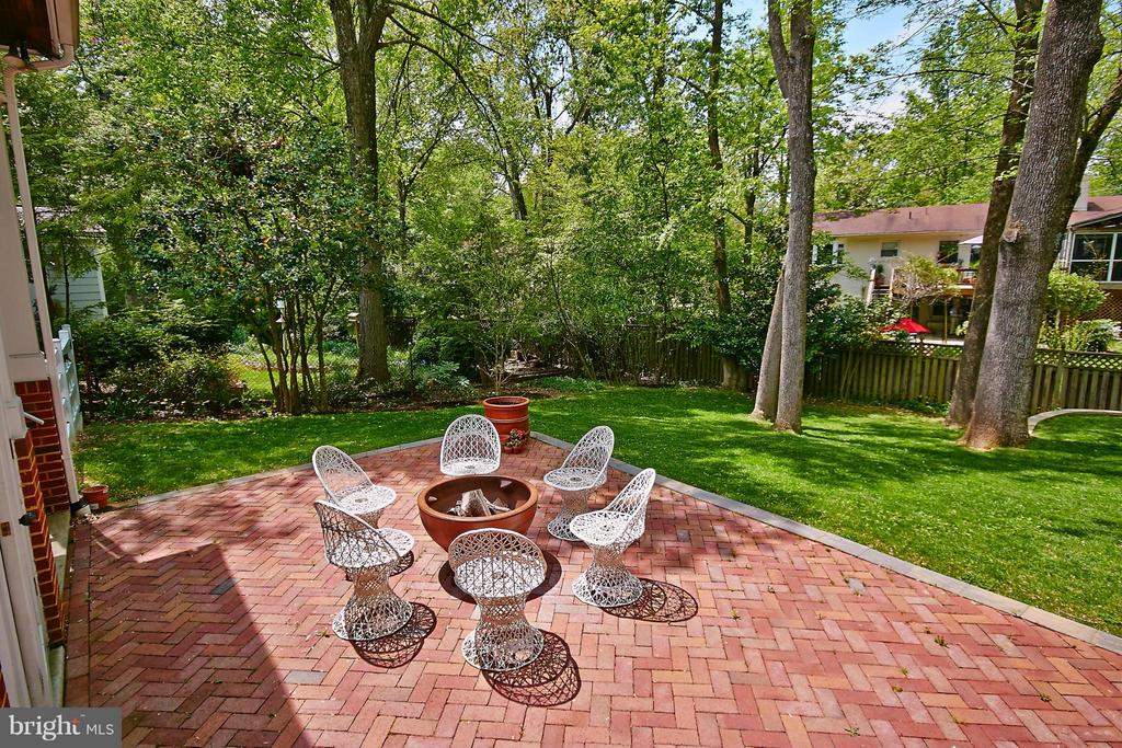 3402 Greentree Dr