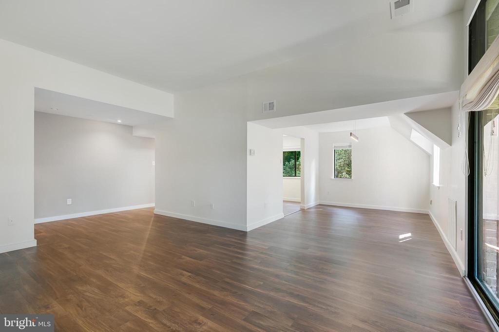 1639 PARKCREST CIR #300