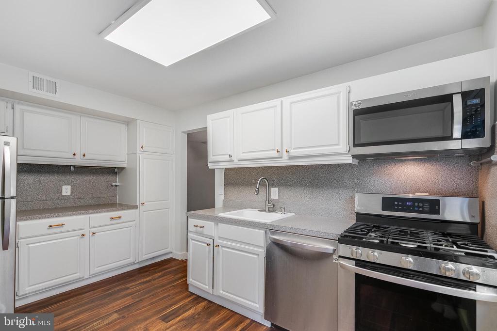 1639 PARKCREST CIR #300