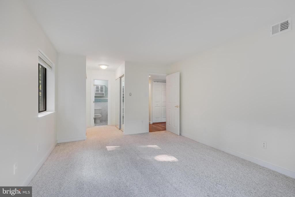 1639 PARKCREST CIR #300
