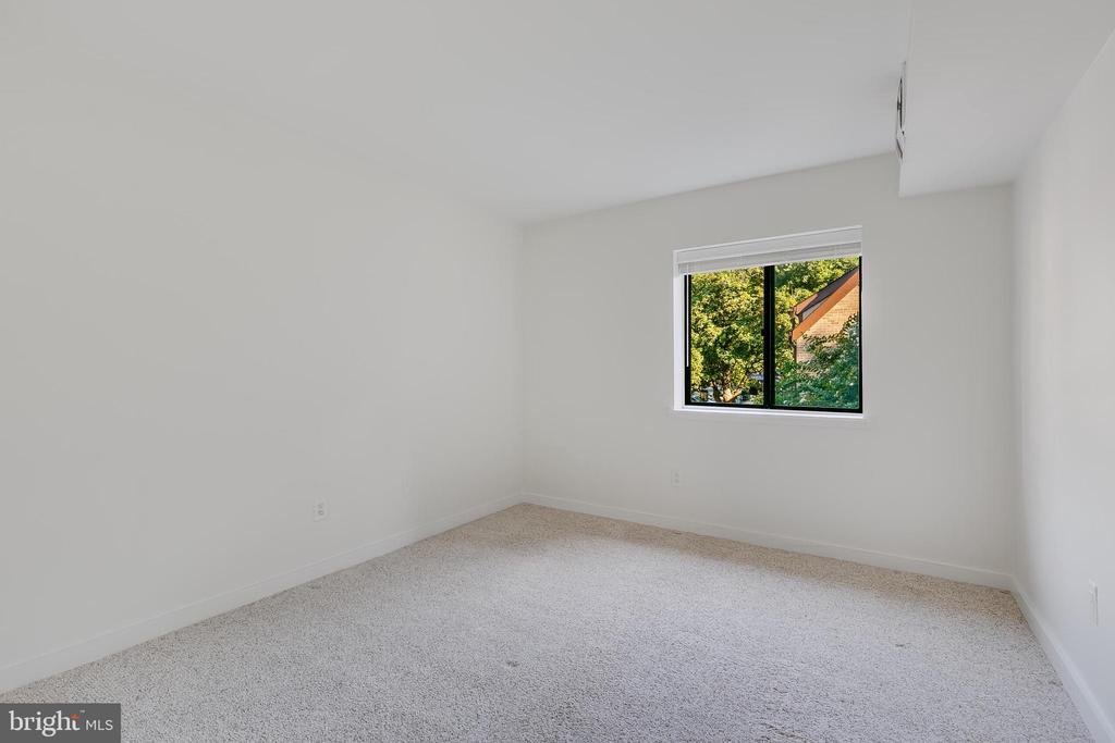 1639 PARKCREST CIR #300
