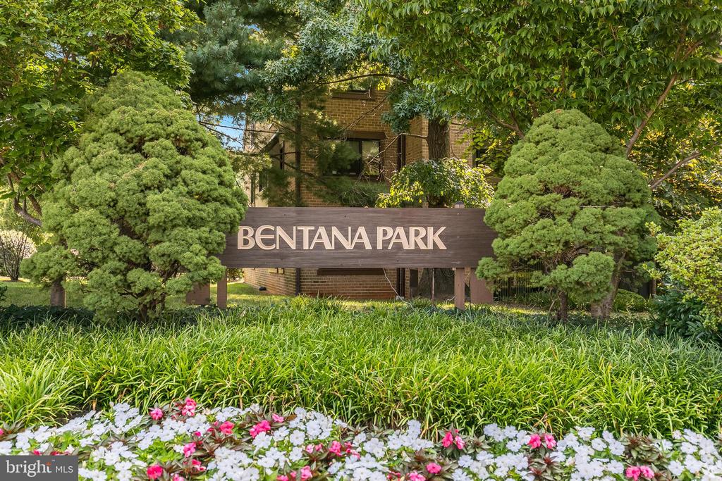 1639 PARKCREST CIR #300