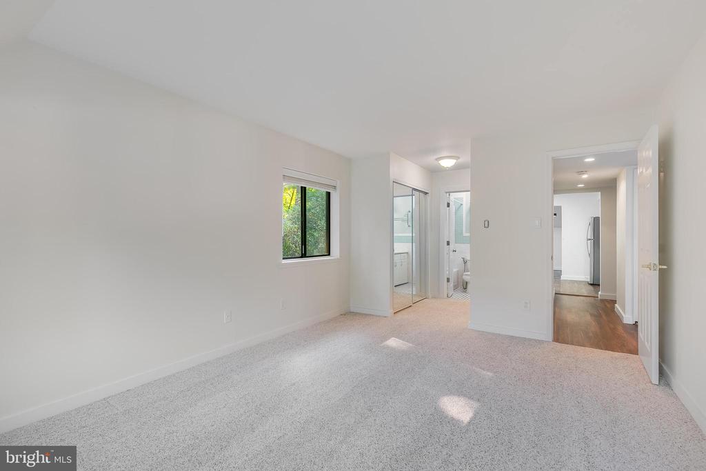 1639 PARKCREST CIR #300
