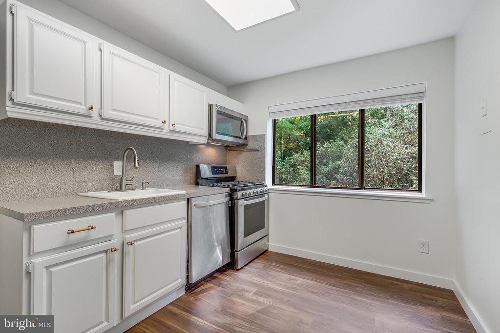 1639 PARKCREST CIR #300