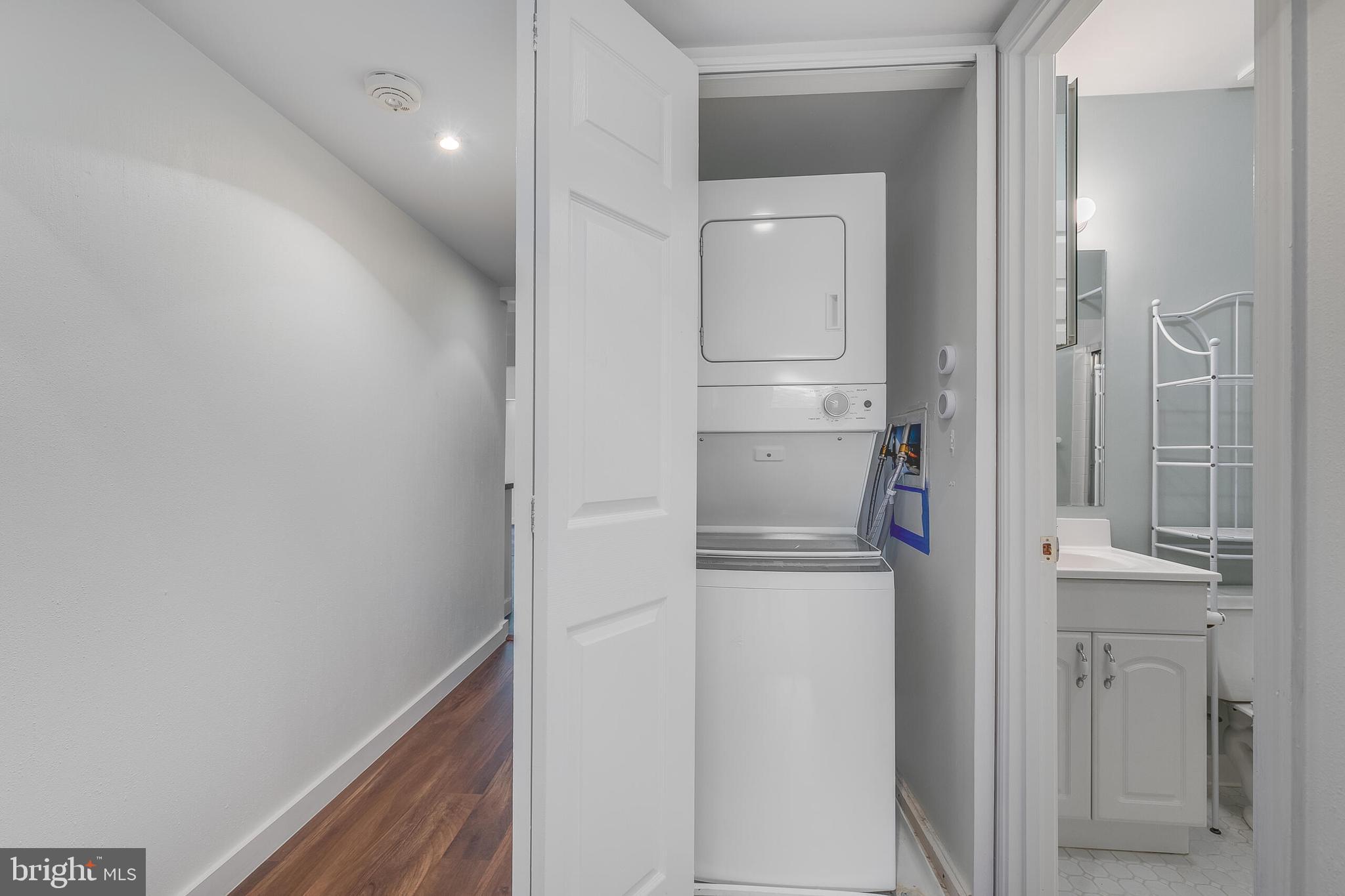 1639 PARKCREST CIR #300