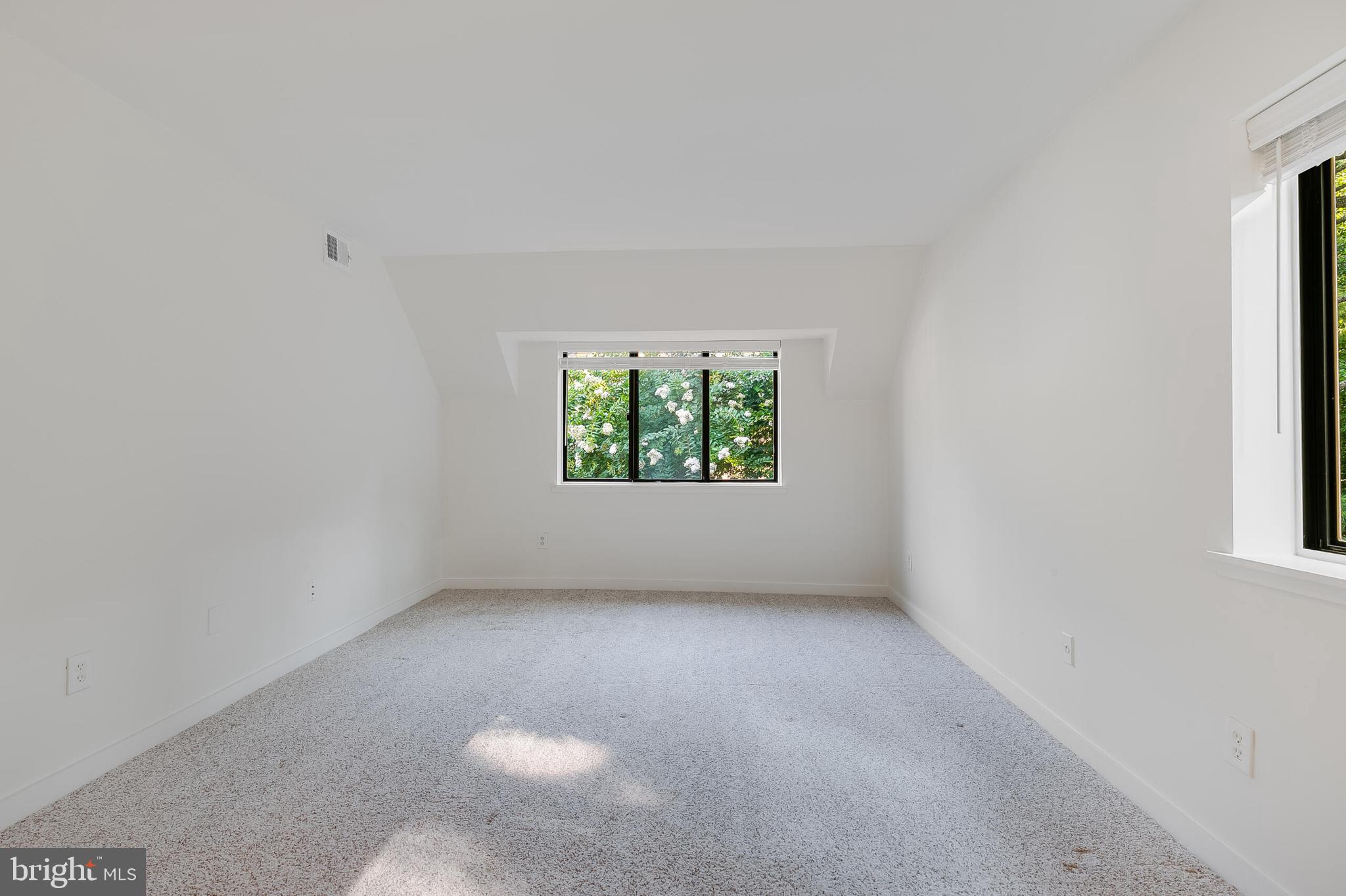 1639 PARKCREST CIR #300