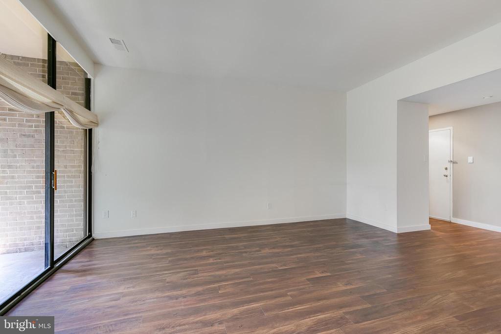 1639 PARKCREST CIR #300