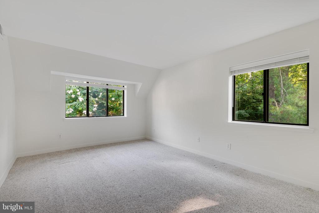 1639 PARKCREST CIR #300