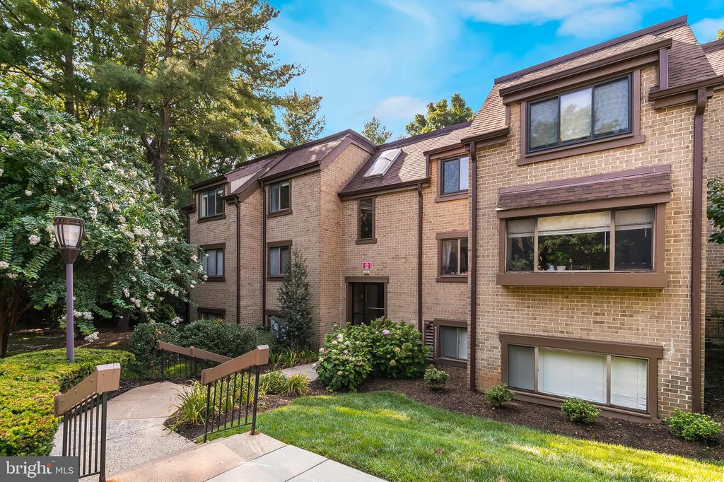 1639 PARKCREST CIR #300