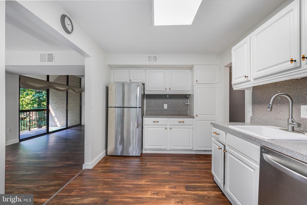 1639 PARKCREST CIR #300