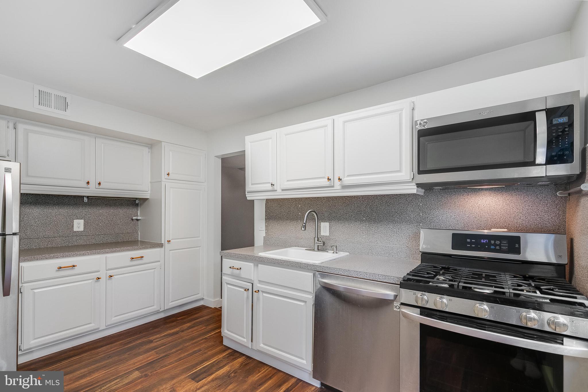 1639 PARKCREST CIR #300