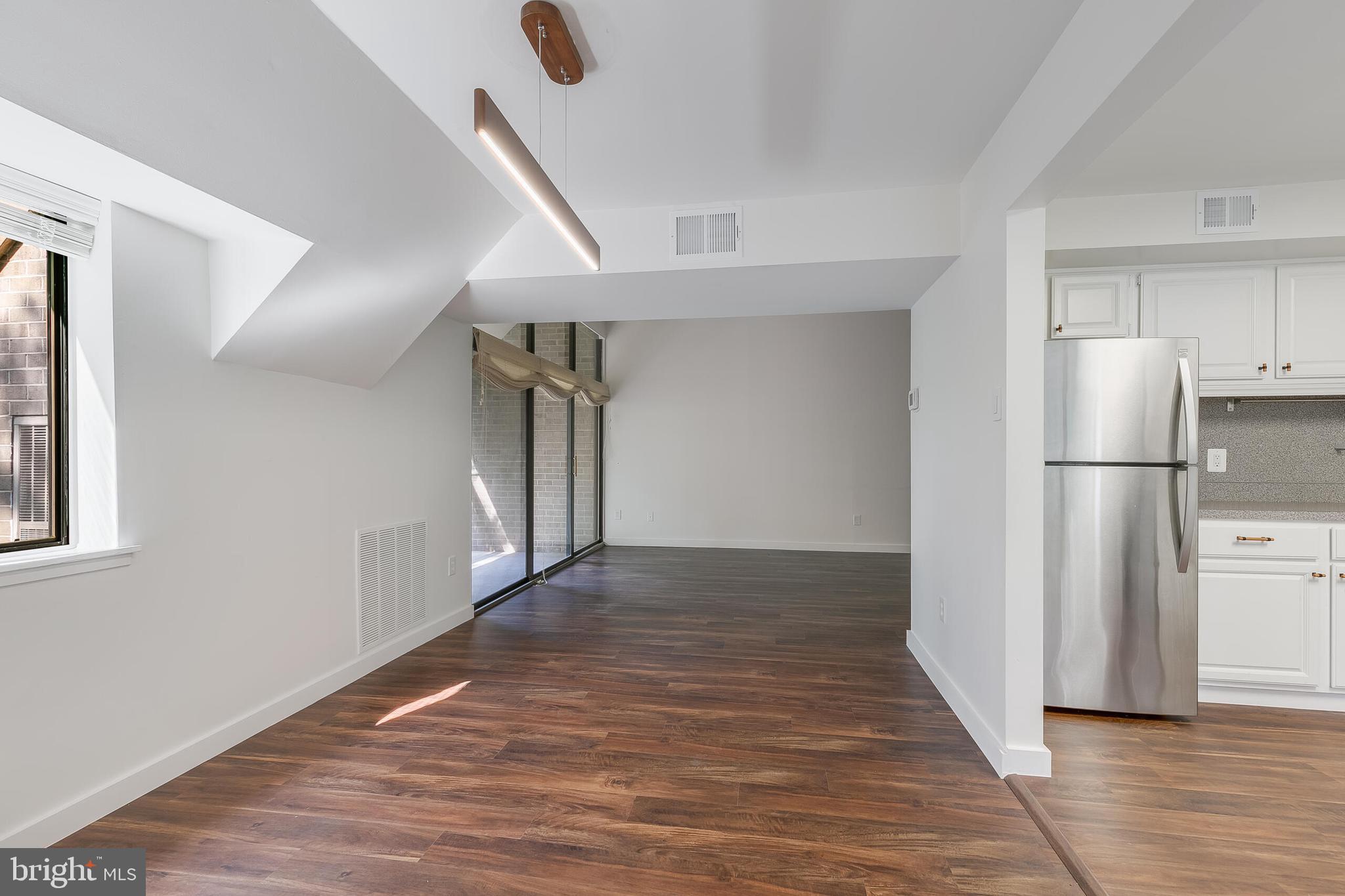 1639 PARKCREST CIR #300