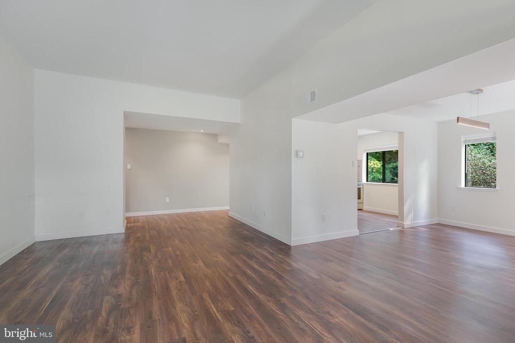 1639 PARKCREST CIR #300