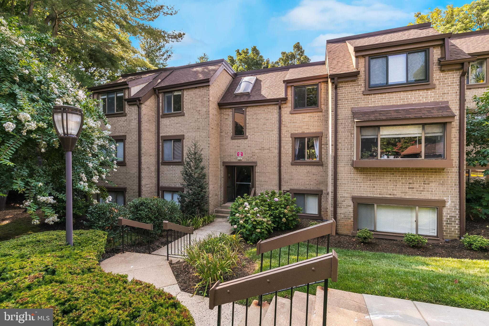 1639 PARKCREST CIR #300