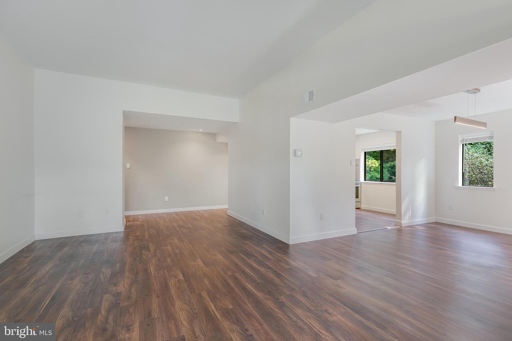 1639 PARKCREST CIR #300