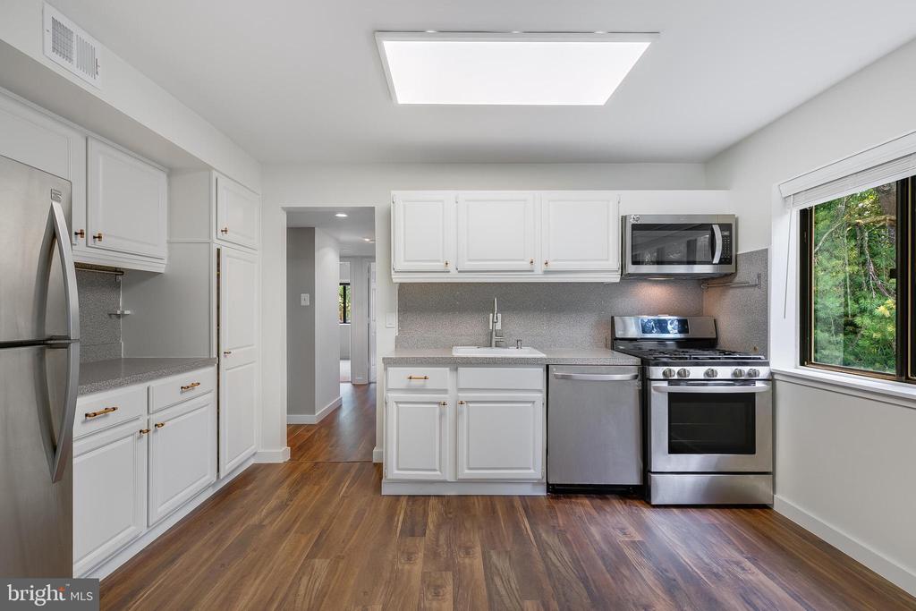 1639 PARKCREST CIR #300