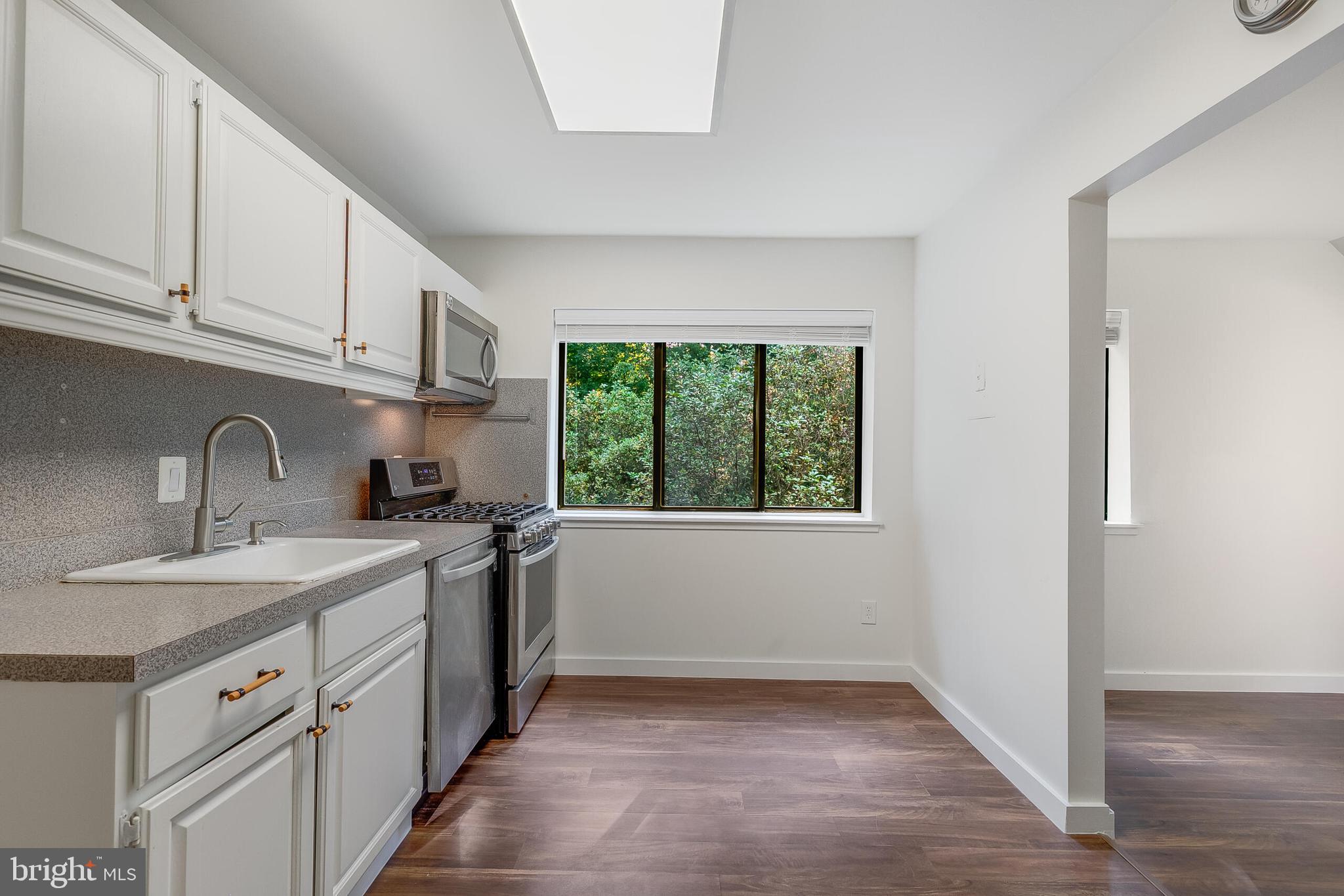 1639 PARKCREST CIR #300