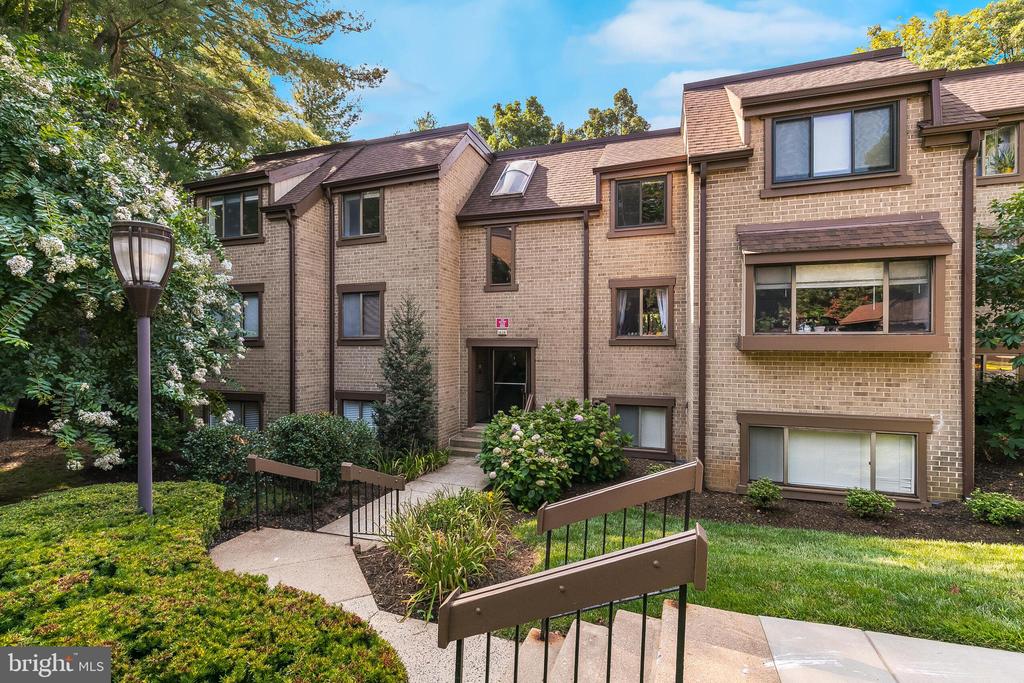 1639 PARKCREST CIR #300