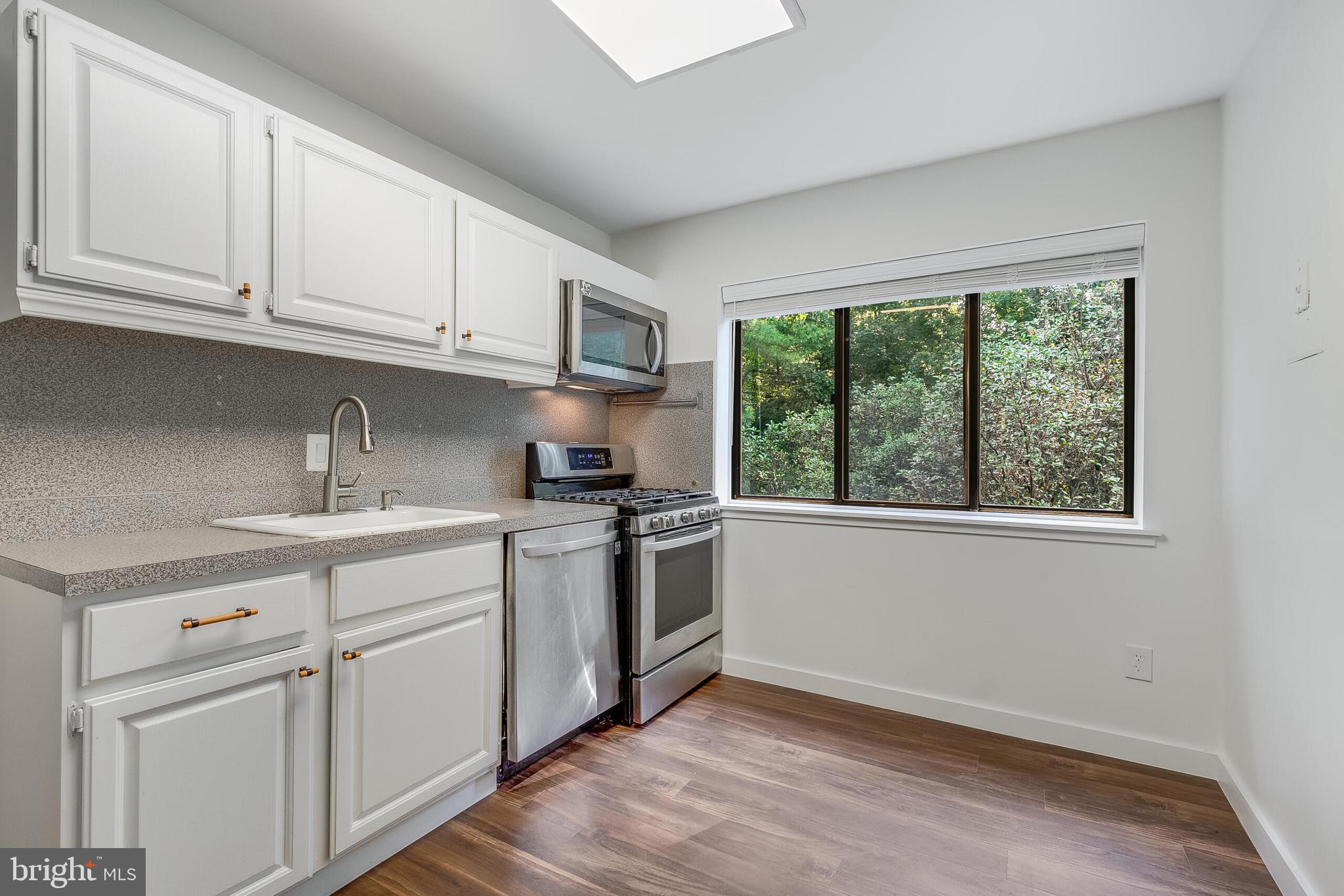 1639 PARKCREST CIR #300